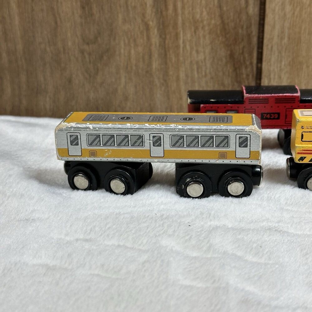 Maison Joseph Battat Yellow Wooden Engine Magnetic Thomas Train Car #379 - Picture 2 of 12